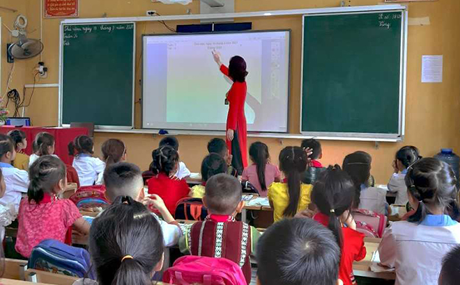 Trường Tiểu học và Trung học cơ sở Nguyễn Quang Bích khuyến khích giáo viên xây dựng bài giảng trên phần mềm hỗ trợ.