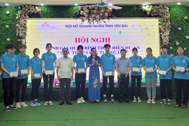 Bà Bùi Thị Sửu, Chủ tịch Hội Nữ doanh nhân tỉnh và lãnh đạo Hội Khuyến học tỉnh, Sở Giáo dục và Đào tạo trao học bổng cho 12 học sinh có hoàn cảnh đặc biệt khó khăn.