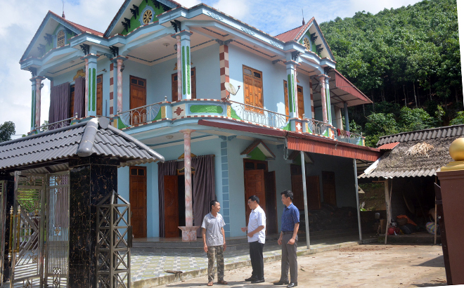 Ngôi biệt thự khang trang của gia đình ông Nguyễn Hồng Sơn ở thôn Sài Lương được xây dựng bằng tiền bán quế, trồng dâu, nuôi tằm….