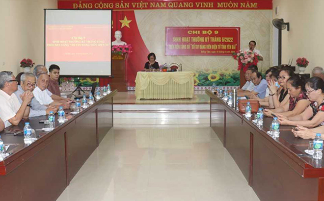 Chi bộ 9, phường Đồng Tâm, thành phố Yên Bái tổ chức sinh hoạt định kỳ trên nền tảng số “Sổ tay đảng viên điện tử tỉnh Yên Bái”.