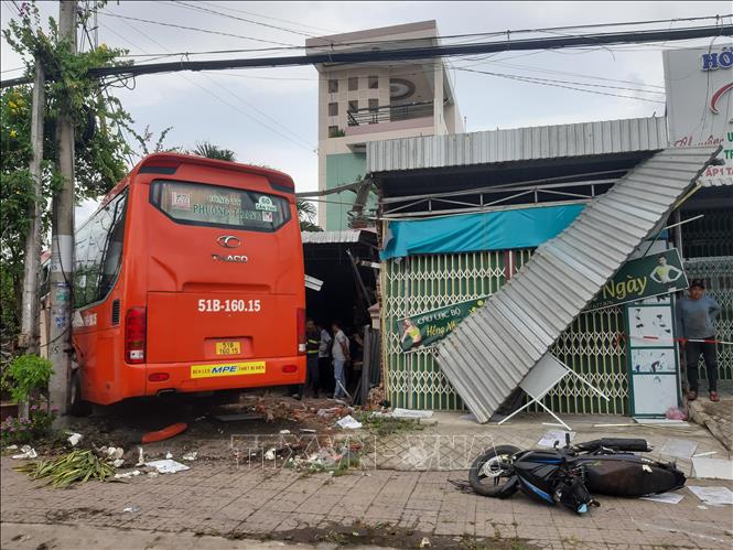 Hiện trường chiếc xe khách bị mất lái lao vào quán cà phê.