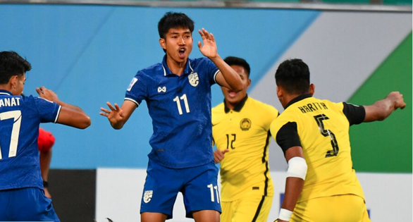 U23 Thái Lan (áo xanh) trong trận đấu với U23 Malaysia - Ảnh: AFC