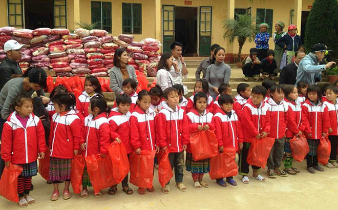 Các nhà hảo tâm tặng quà cho học sinh nghèo trên địa bàn huyện Trạm Tấu.