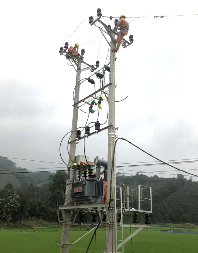 Công nhân Điện lực Văn Yên kiểm tra, sửa chữa lưới điện đảm bảo cấp điện an toàn, ổn định mùa mưa bão.