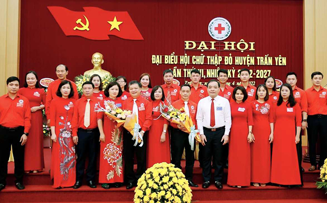 Các đồng chí lãnh đạo Huyện ủy Trấn Yên, Hội Chữ thập đỏ tỉnh tặng hoa Ban Chấp hành Hội Chữ thập đỏ  huyện Trấn Yên khóa VI, nhiệm kỳ 2022 - 2027.