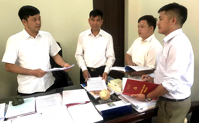 Lãnh đạo TAND huyện Mù Cang Chải trao đổi nghiệp vụ xét xử các vụ án hình sự.
