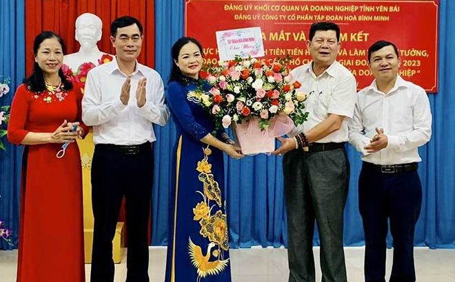 Lãnh đạo Đảng bộ Khối cơ quan và doanh nghiệp tỉnh chúc mừng Đảng ủy Công ty cổ phần Tập đoàn Hòa Bình Minh trong buổi lễ ra mắt, ký cam kết mô hình điển hình học tập và làm theo tư tưởng, đạo đức, phong cách Hồ Chí Minh, giai đoạn 2021 - 2023.