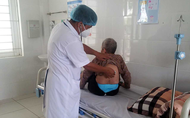 Bác sĩ Bệnh viện Phổi tỉnh thăm khám cho người bệnh.