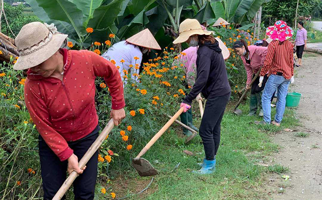 Hội Liên hiệp Phụ nữ xã Yên Phú vệ sinh đường làng, ngõ xóm.