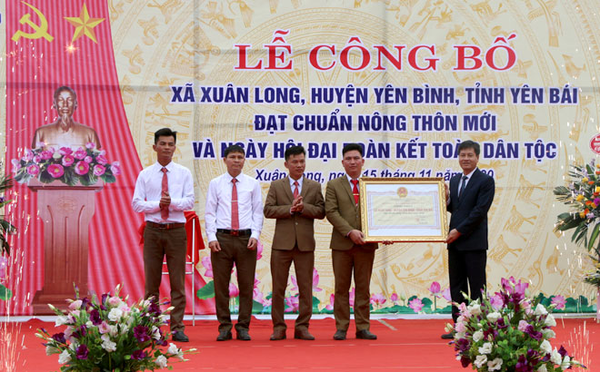 Phó Chủ tịch UBND tỉnh Ngô Hạnh Phúc trao bằng công nhận đạt chuẩn nông thôn mới cho xã Xuân Long.
