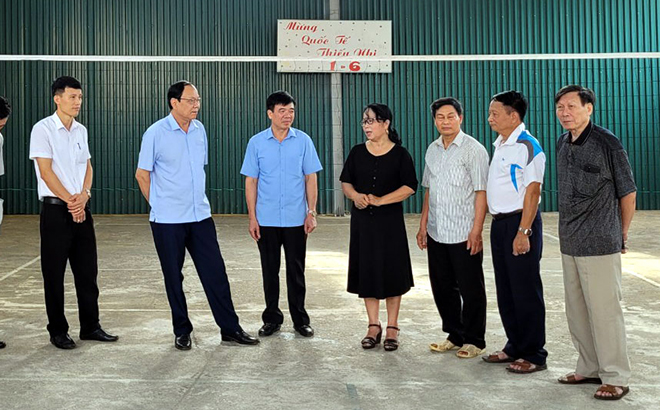 Đồng chí Nguyễn Dũng Giang - Phó Bí thư Thường trực Huyện ủy Yên Bình (thứ 2 bên trái), trao đổi việc thực hiện các nghị quyết với cán bộ, đảng viên thị trấn Yên Bình.