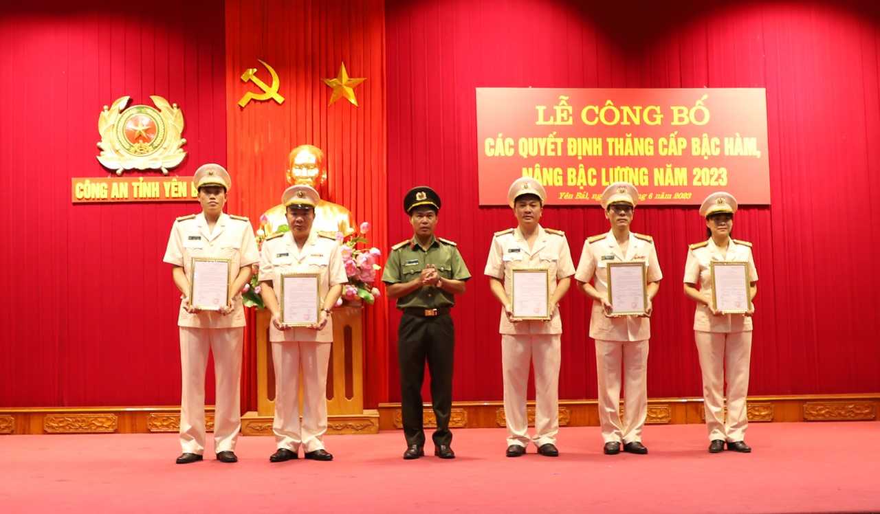 Đại tá Lê Việt Thắng - Ủy viên Ban Thường vụ Tỉnh ủy, Giám đốc Công an tỉnh trao quyết định cho các đồng chí được thăng cấp bậc hàm từ trung tá lên thượng tá.