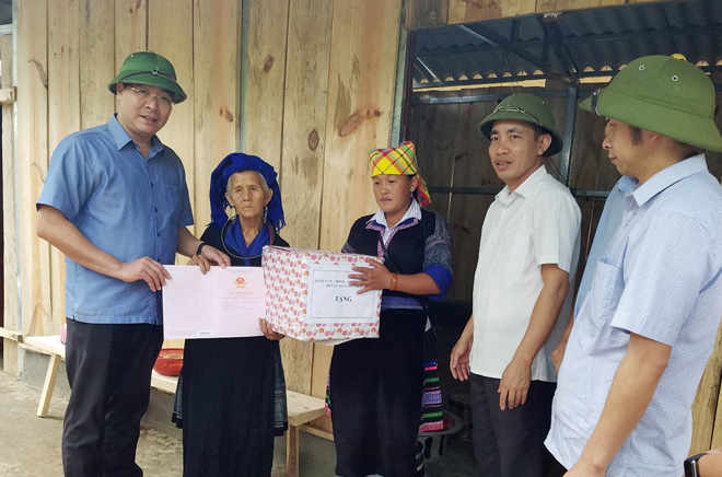 Đồng chí Nông Việt Yên - Bí thư Huyện ủy Mù Cang Chải trao sổ đỏ và tặng nhà cho hộ nghèo ở xã La Pán Tẩn
