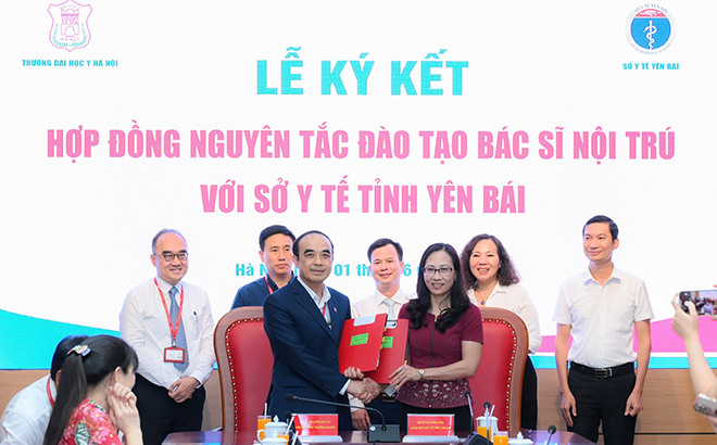 Lãnh đạo Trường Đại học Y Hà Nội và Sở Y tế tỉnh Yên Bái ký kết hợp đồng nguyên tắc đào tạo bác sĩ nội trú cho tỉnh Yên Bái.