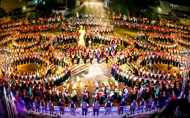 Hàng năm, thị xã Nghĩa Lộ tổ chức thành công Lễ hội Văn hóa - Du lịch Mường Lò. Trong ảnh: “Vòng xòe đêm hội”.