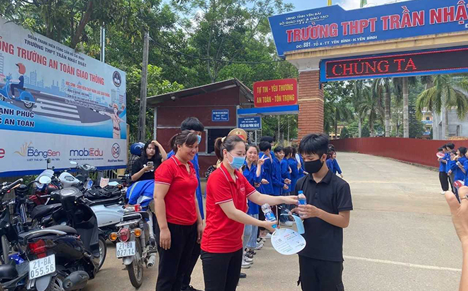 Đội tình nguyện “Tiếp sức mùa thi” phát nước cho các thí sinh tại điểm Trường THPT Trần Nhật Duật, huyện Yên Bình.