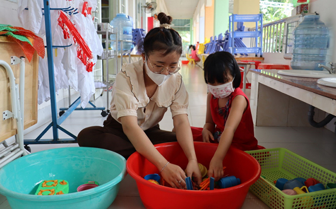 Phòng, chống bệnh tay chân miệng bằng cách thường xuyên tẩy rửa đồ chơi, đồ dùng của trẻ.