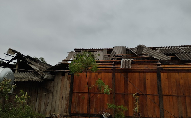 Một ngôi nhà tốc mái trên địa bàn huyện Văn Yên.