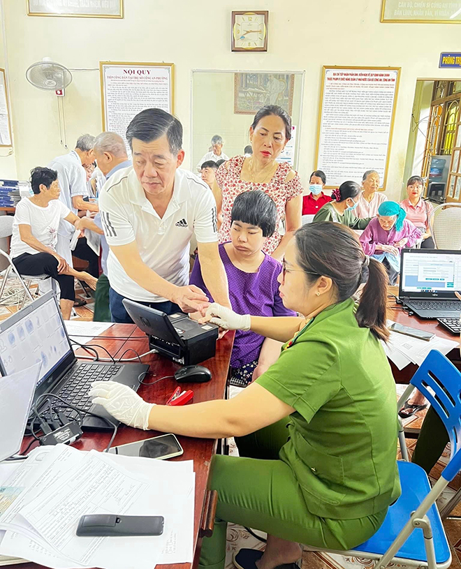 Công an phường Minh Tân, thành phố Yên Bái tổ chức làm thẻ căn cước công dân gắn chip và cấp tài khoản định danh điện tử cho người dân.