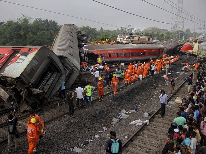Hiện trường vụ tai nạn 3 đoàn tàu đâm vào nhau ở Ấn Độ.
