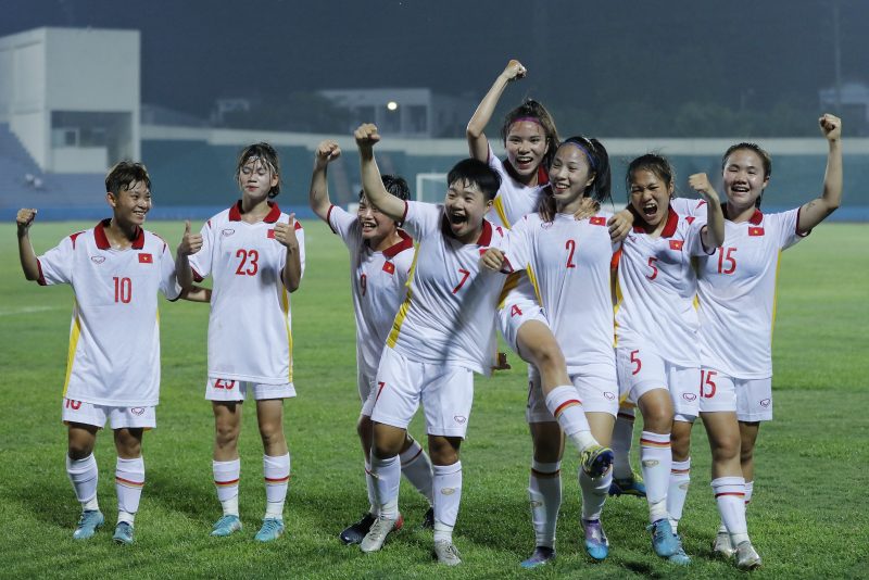 U20 nữ Việt Nam cùng Australia dắt tay vào VCK U20 châu Á 2024. Ảnh: VFF