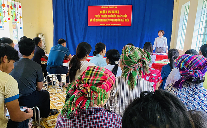 Cán bộ Sở Tư pháp tuyên truyền pháp luật cho người dân xã Cát Thịnh, huyện Văn Chấn.