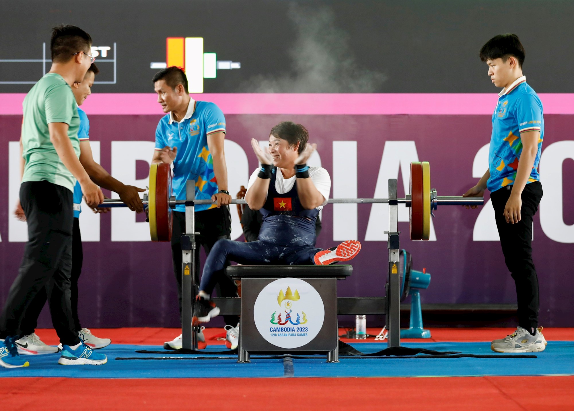 Vận động viên Châu Hoàng Tuyết Loan phá kỷ lục đại hội.