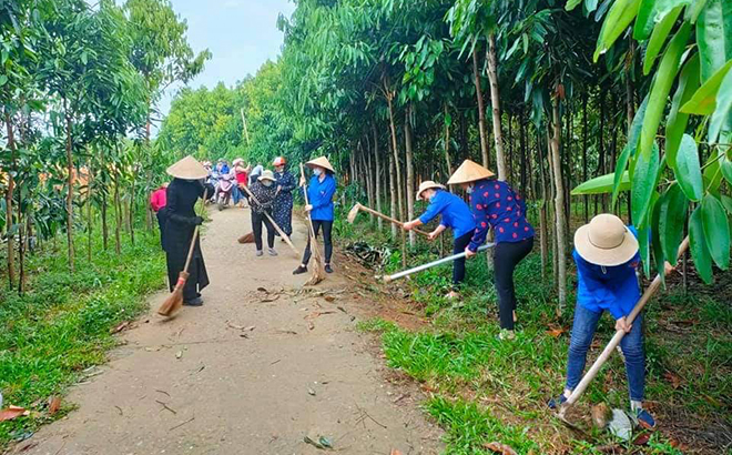 Hội viên phụ nữ xã Yên Hợp tham gia vệ sinh môi trường  nông thôn.
