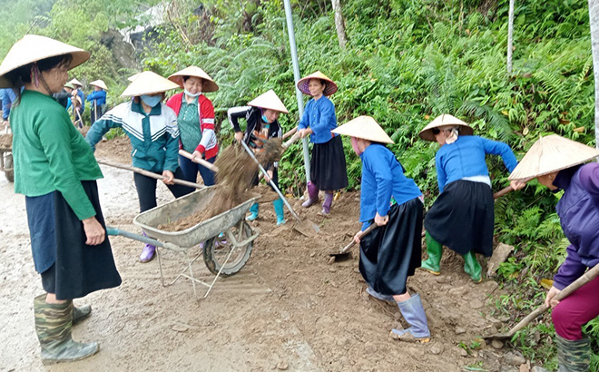 Nhân dân huyện Lục Yên làm vệ sinh đường giao thông nông thôn.