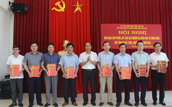 Đồng chí Vũ Xuân Hợi – Giám đốc Sở KH&CN bàn giao nhiệm vụ KH&CN đã kết thúc cho các sở, ngành, địa phương, đơn vị liên quan.