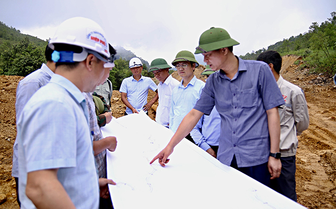 Đồng chí Nguyễn Thế Phước - Ủy viên Ban Thường vụ Tỉnh ủy, Phó Chủ tịch Thường trực UBND tỉnh kiểm tra tiến độ giải phóng mặt bằng dự án đường nối Mù Cang Chải với cao tốc Nội Bài - Lào Cai.