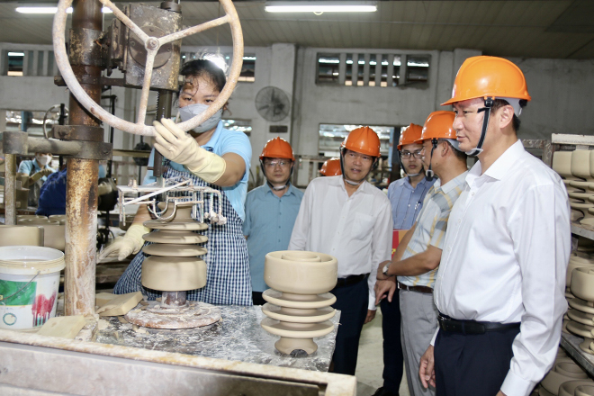 Đồng chí Trần Huy Tuấn - Phó Bí thư Tỉnh ủy, Chủ tịch UBND tỉnh kiểm tra công tác sản xuất, kinh doanh tại Công ty cổ phần Sứ kỹ thuật Hoàng Liên Sơn.