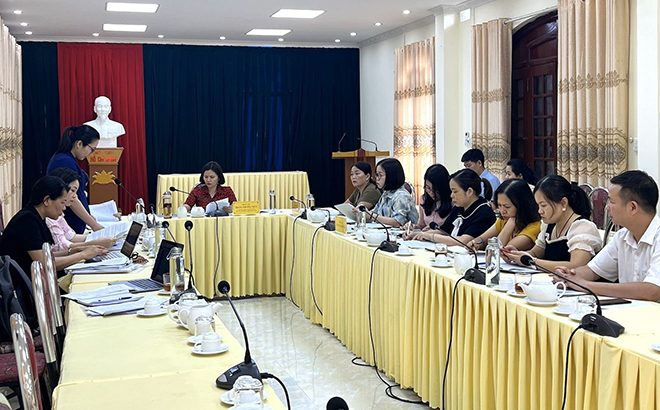 Đoàn công tác của Hội Liên hiệp Phụ nữ tỉnh thực hiện giám sát công tác cán bộ nữ tại huyện Văn Chấn.