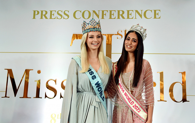 Hoa hậu Thế giới 2022 Karolina Bielawska and Hoa hậu Thế giới Ấn Độ 2022 Sini Shetty tại lễ công bố đăng cai Miss World 2023 của Ấn Độ