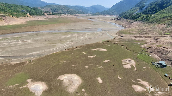Hện tại lòng hồ Thủy điện Sơn La đoạn thị xã Mường Lay đã cạn trơ đáy, kéo dài hàng chục km.