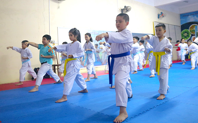 Lớp võ karate thu hút nhiều học viên tham gia trong dịp hè.