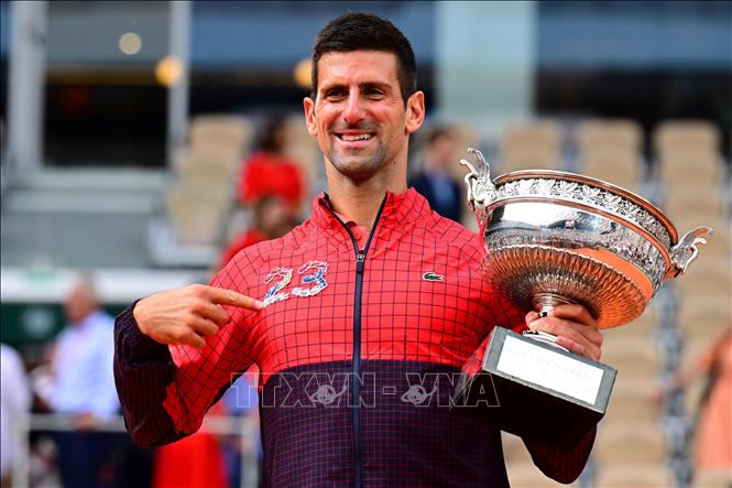 Khoảnh khắc đăng quang Roland-Garros Open 2023 của tay vợt Serbia Novak Djokovic tại Paris, Pháp ngày 11/6/2023.