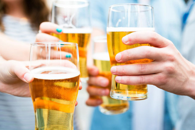 Uống bia giải nhiệt ngày hè nhưng có nhiều tác hại cho sức khỏe.