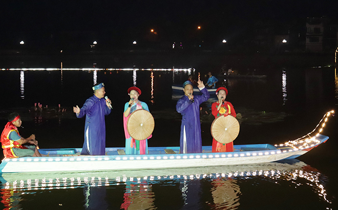 Thành viên Câu lạc bộ trình bày các tiết mục hát chèo, hát quan họ tại không gian văn hóa hồ Nam Cường.
