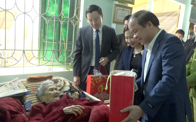 Các đồng chí lãnh đạo tỉnh Yên Bái thăm, tặng quà Mẹ Việt Nam anh hùng Dương Thị Cúc ở thôn Ngòi Bang, xã Bảo Ái, huyện Yên Bình.