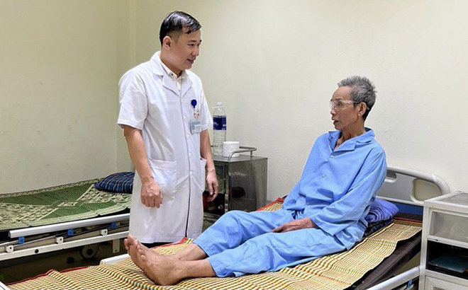 Bác sĩ Nguyễn Mạnh Tiệp thăm khám và động viên tinh thần bệnh nhân.