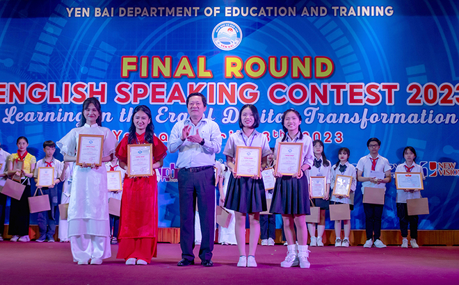 Lãnh đạo Sở GD&ĐT trao giải thưởng cho các đội thi đạt thành tích cao tại vòng chung kết Cuộc thi “Hùng biện Tiếng Anh”.
