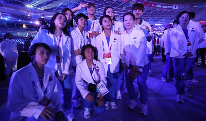 Các vận động viên Triều Tiên và Hàn Quốc chụp ảnh chung tại lễ bế mạc Đại hội thể thao châu Á 2018 tại Indonesia.