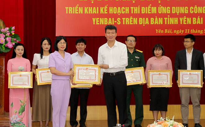 Chủ tịch UBND tỉnh Yên Bái Trần Huy Tuấn trao thưởng phường Hồng Hà có thành tích xuất sắc trong triển khai thí điểm ứng dụng công dân số trên địa bàn thành phố Yên Bái.
