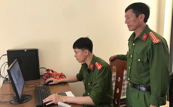 Cán bộ, chiến sĩ Công an xã Hồ Bốn, huyện Mù Cang Chải triển khai cập nhật thông tin công dân vào hệ thống dữ liệu dân cư quốc gia theo Đề án 06 của Chính phủ.