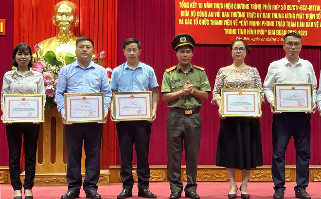 Đại tá Lê Việt Thắng - Ủy viên Ban Thường vụ Tỉnh ủy, Giám đốc Công an tỉnh khen thưởng cho các tập thể và cá nhân có thành tích xuất sắc trong xây dựng Phong trào “Toàn dân bảo vệ an ninh Tổ quốc”.