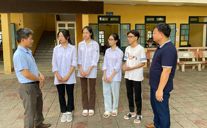 Ban Tổ chức Huyện ủy Văn Yên trao đổi với những học sinh ưu tú của Trường THPT Chu Văn An về nhiệm vụ của đảng viên.