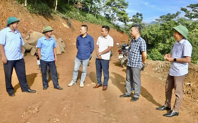 Lãnh đạo huyện Trạm Tấu kiểm tra tuyến đường Chống Chùa - Tà Đằng, xã Tà Xi Láng.