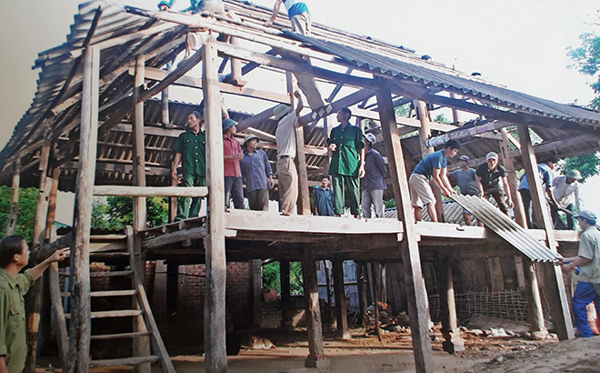 Các tổ chức đoàn thể xã Thanh Lương, thị xã Nghĩa Lộ giúp người dân tu sửa nhà ở.