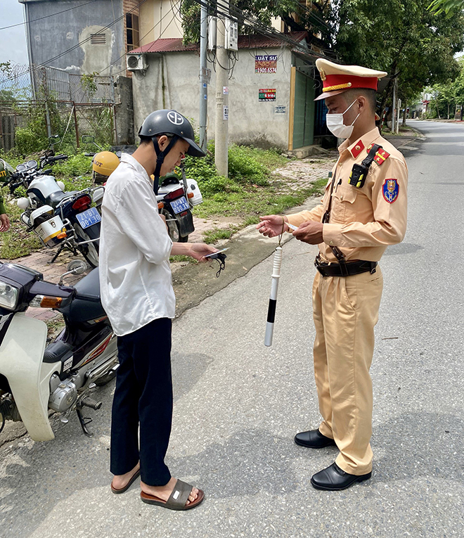 Cán bộ, chiến sĩ Đội Cảnh sát giao thông - Trật tự, Công an thị xã Nghĩa Lộ tăng cường tuần tra, kiểm soát, xử lý vi phạm liên quan đến thanh, thiếu niên trong dịp hè.